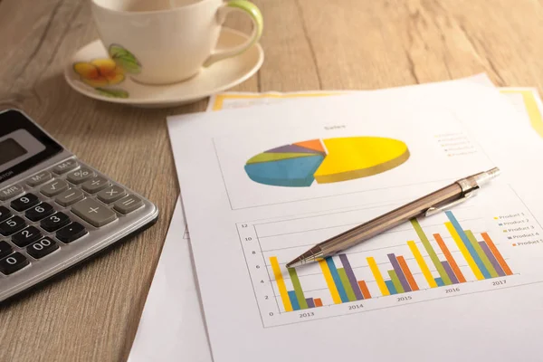 Диаграммы анализа и графики продаж успешного корпоративного бизнеса — стоковое фото