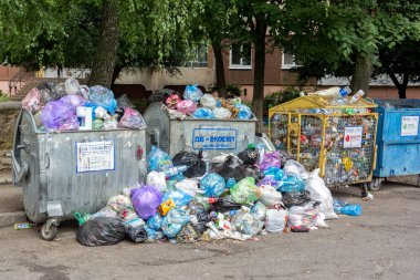 Dumpsters çöple dolu olmak