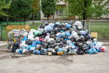 Dumpsters çöple dolu olmak