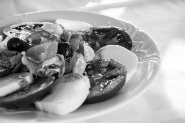 Beyaz üzerine Caprese salatası