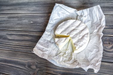 Ahşap arka plan üzerinde Camembert peyniri. Üstten Görünüm