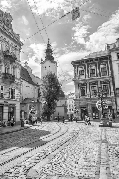 Elektroniska spårvagn är i på torget i Lvivs historiska centrum — Stockfoto