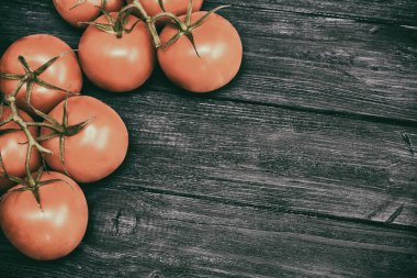 Mavi koyu ahşap arka plan üzerinde kiraz domates