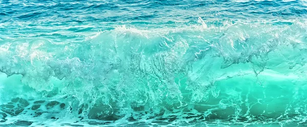 大蓝色波浪在波涛汹涌的海面上 — 图库照片