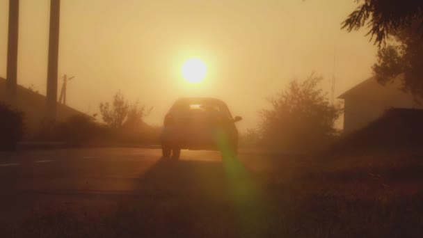 El coche va hacia el amanecer — Vídeos de Stock