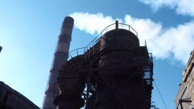 Çelik fabrikası hangi kanaldan arka plan üzerinde yapısını beyaz duman gider
