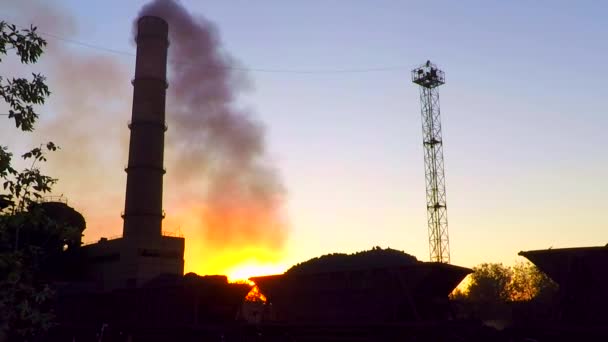 Vagões com aglomerado quente contra o pôr do sol — Vídeo de Stock