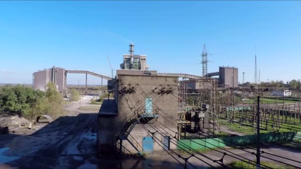 Subestação eléctrica. no fundo vemos um edifício de planta metalúrgica — Vídeo de Stock