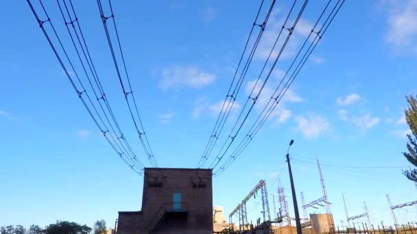 Las nubes vuelan sobre la subestación de energía Time lapse — Vídeos de Stock