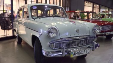 Sovyet retro araba Moskvich 407 Sergisi. Önden Görünüm