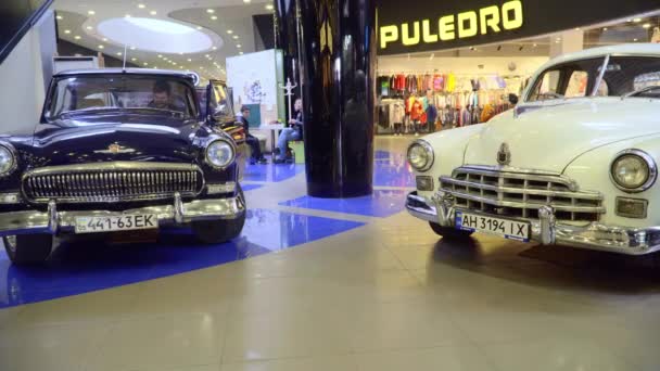 Coches retro soviéticos. GAZ-12 ZIM y GAZ 21 Volga — Vídeo de stock