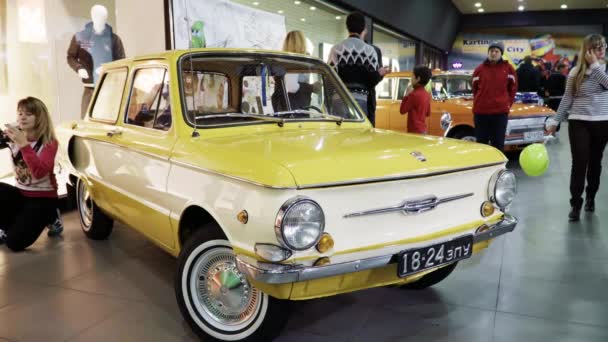 Exposición de coches antiguos en el centro comercial. Zaz 966 Zaporozhets — Vídeo de stock