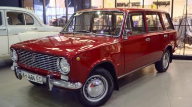 Kırmızı Vaz Lada 2102 sergi vintage otomobil alışveriş merkezi.