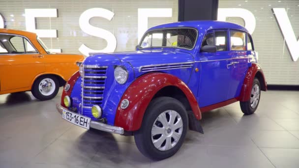 Moskvich 401 wystawa zabytkowych samochodów w centrum handlowym. — Wideo stockowe