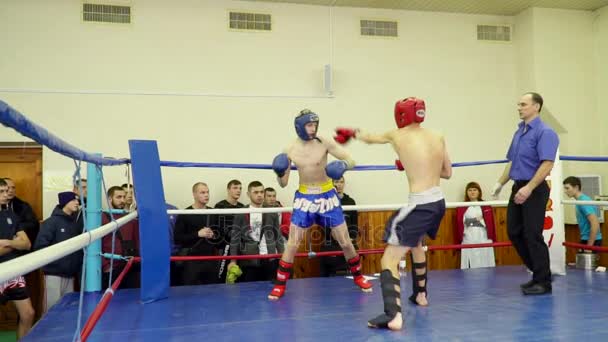 Zwei Athleten im Ring prügeln aufeinander ein — Stockvideo