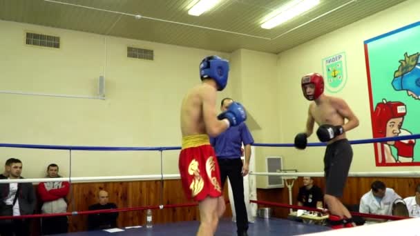 Combattre les adolescents dans le ring dans une pièce fermée — Video