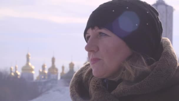 Porträt einer jungen Frau auf einem Hintergrund aus goldenen Kuppeln — Stockvideo