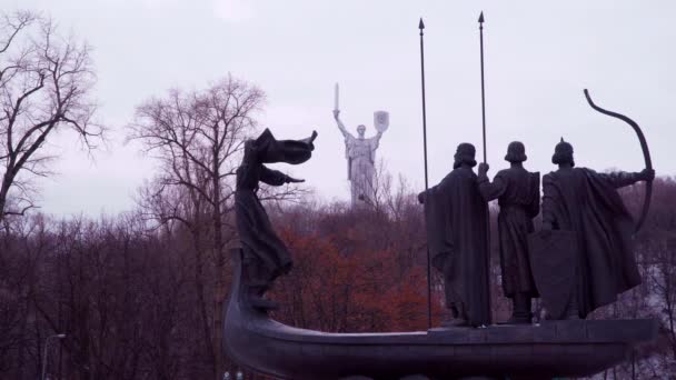 Památník zakladatelů Kyjeva na pozadí památníku Mother Motherland — Stock video