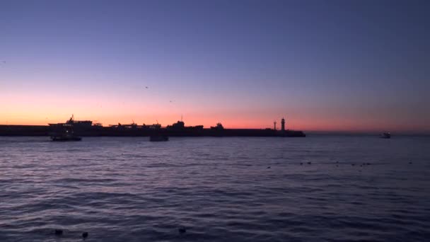 Barcos de pesca ao amanhecer ir para o mar — Vídeo de Stock