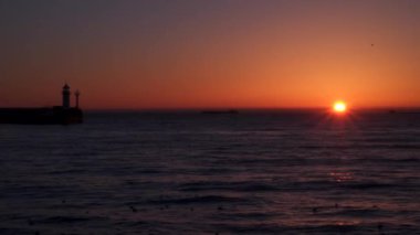 Sunrise denize. İskelede deniz feneri görebilirsiniz