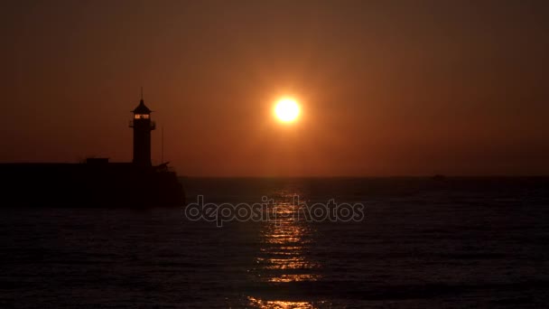 Reflejo del sol naciente en el mar — Vídeo de stock