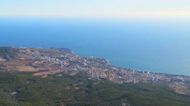 Şehrin deniz kenarı. Yüksek dağ görüntülemek