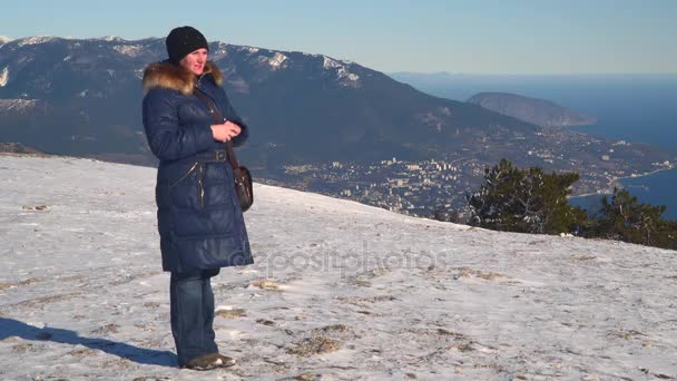 Una mujer de pie en una meseta cubierta de nieve — Vídeo de stock