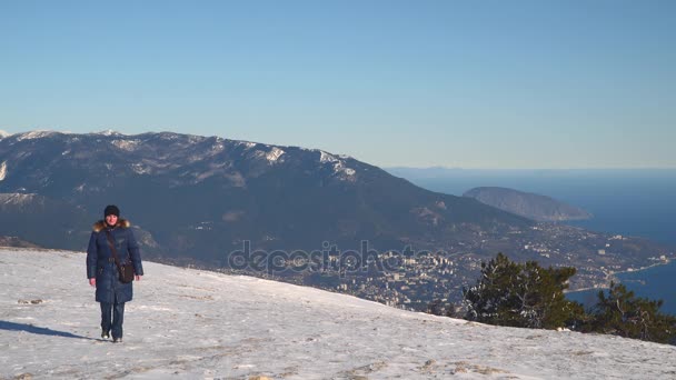 La mujer va a la meseta cubierta de nieve — Vídeos de Stock