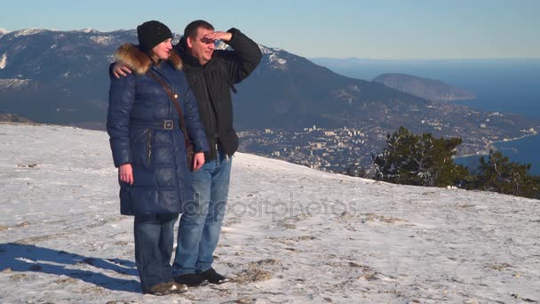 Kobieta i mężczyzna stojący na płaskowyżu pokrytych śniegiem — Wideo stockowe