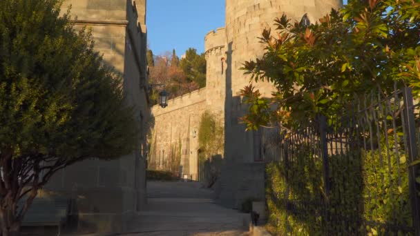 Тропинка между стенами дворца — стоковое видео