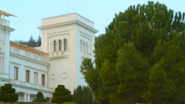 Parque de paisaje frente al palacio — Vídeos de Stock