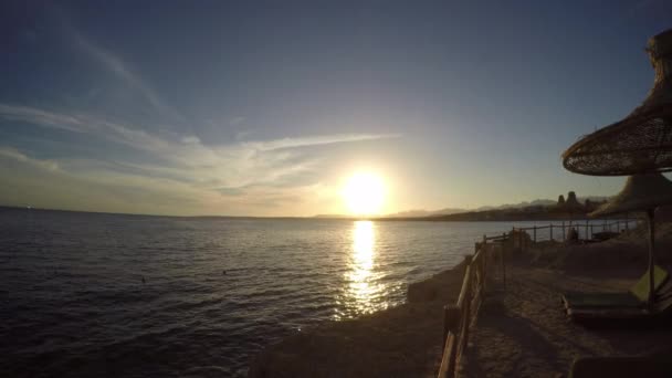 Coucher de soleil sur la mer. Vue de la plage — Video