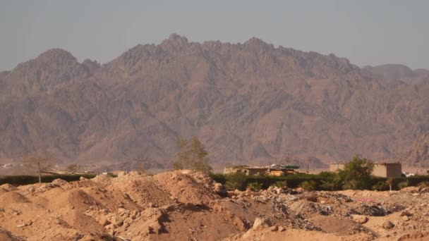 El vertedero en las montañas del desierto en el fondo — Vídeo de stock