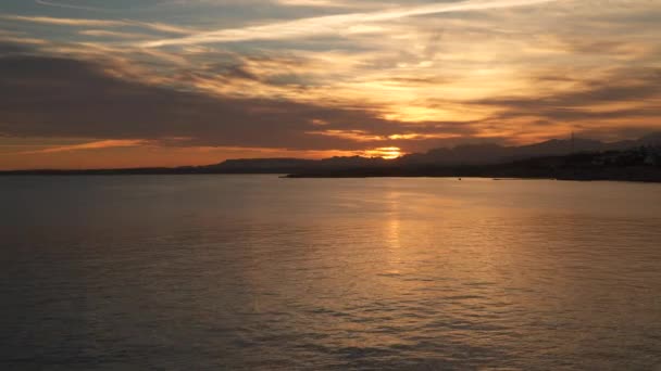 Tramonto sul mare. All'orizzonte ci sono montagne visibili — Video Stock