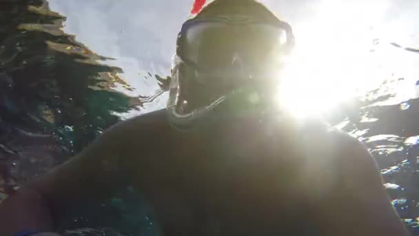 De man in het masker onder water zwaaien naar de camera — Stockvideo