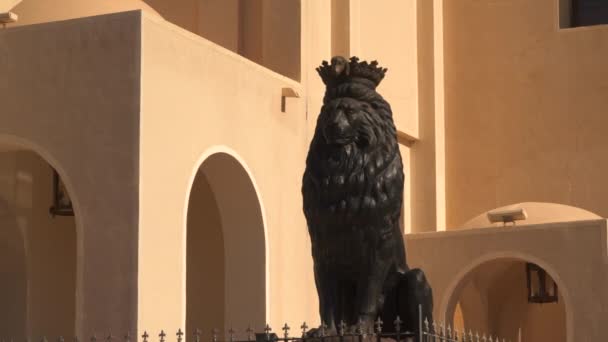 Löwenskulptur in der Nähe der koptischen Kirche in Sharm el Sheikh — Stockvideo