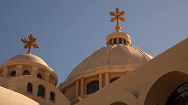 Kuppeln mit Kreuzen auf der koptischen Kirche in Sharm el Sheikh — Stockvideo