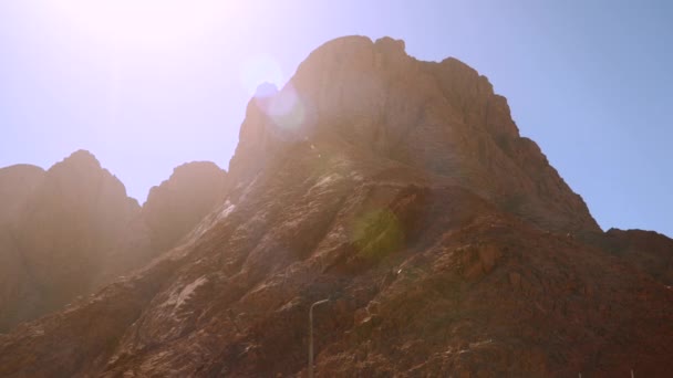 Alta montanha sem vida iluminada pelo sol — Vídeo de Stock