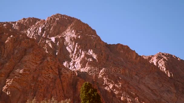 Lebloser Berg von der Sonne erleuchtet — Stockvideo