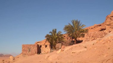 Konut çöl dağlar yamacında