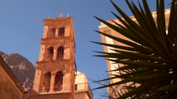 Torre sobre un fondo de montañas en el Monasterio de Santa Catalina — Vídeos de Stock