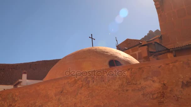 Kuppel mit Kreuz im Kloster St. Katharina — Stockvideo