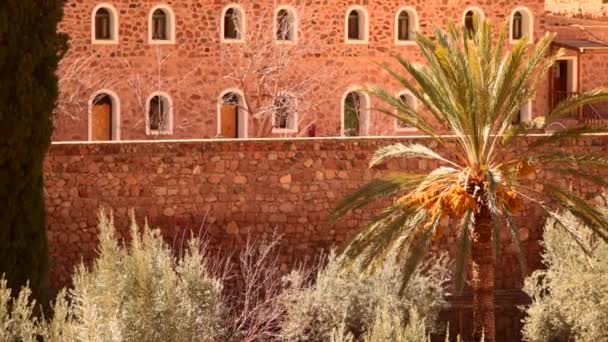 El edificio está rodeado por una valla en el Monasterio de Santa Catalina — Vídeo de stock