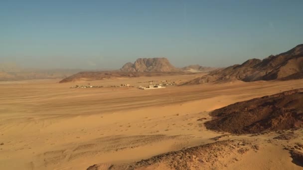 Assentamento no deserto entre as montanhas — Vídeo de Stock