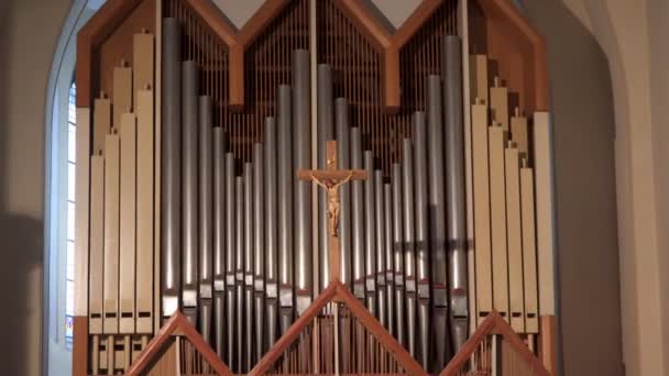 Orgelpfeifen in einer katholischen Kirche — Stockvideo