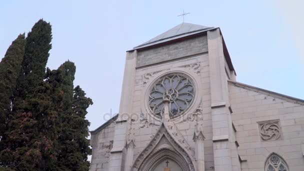 Kościół katolicki i cyprys przeciwko niebo — Wideo stockowe