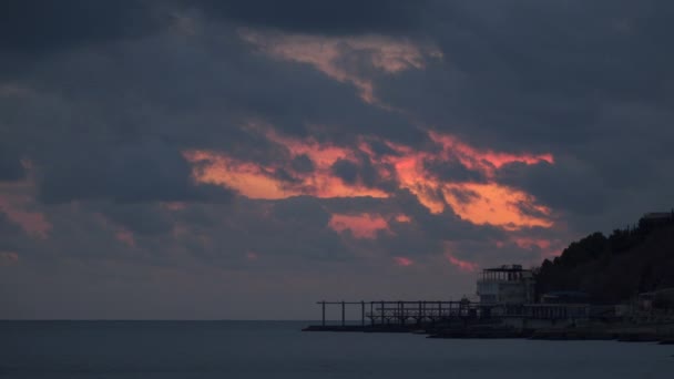 時間の経過。嵐の雲が海岸線を通過します。 — ストック動画