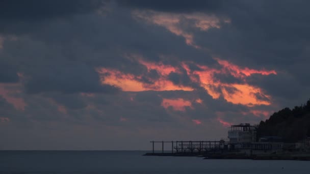 Les nuages volent au-dessus du littoral — Video