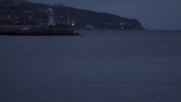 De vuurtoren op de pier in de nacht — Stockvideo