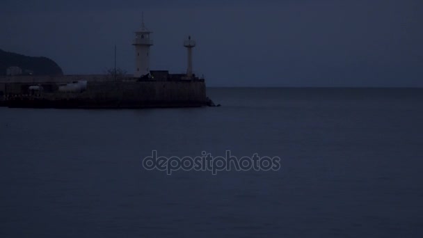 灯塔光反射在海中 — 图库视频影像